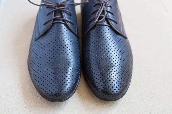 Темно-синє чоловіче літнє взуття на піщаному фоні — стокове фото