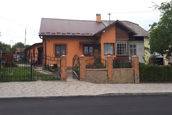 Uma casa para duas famílias com rendimentos diferentes — Fotografia de Stock