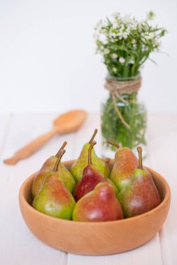 Armut bir ahşap plaka hafif bir arka plan üzerinde beyaz çiçekli