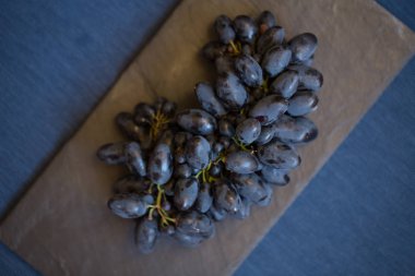 Sayfa üzerinde siyah üzüm