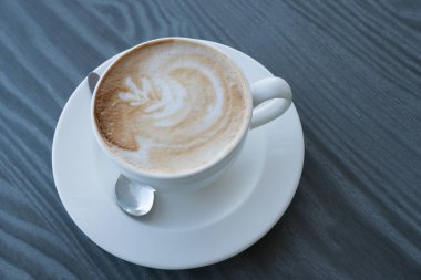 Bir fincan kapuçino karanlık bir tablo