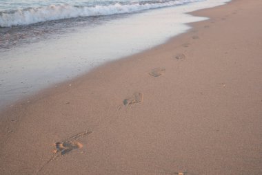 Sörf satırındaki çıplak ayak izleri