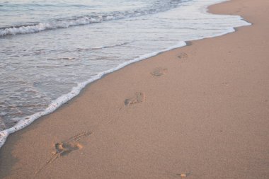 Sörf satırındaki çıplak ayak izleri
