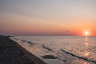 Denizde gün doğumu