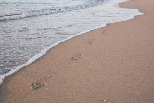 Sörf satırındaki çıplak ayak izleri