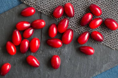 Kızılcık siyah barut üzerinde meyveler