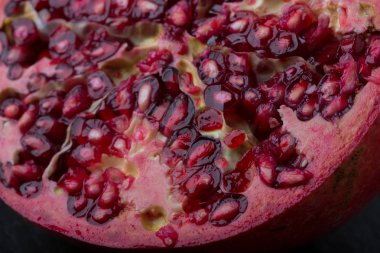 Granat yarı yarıya kesilerek