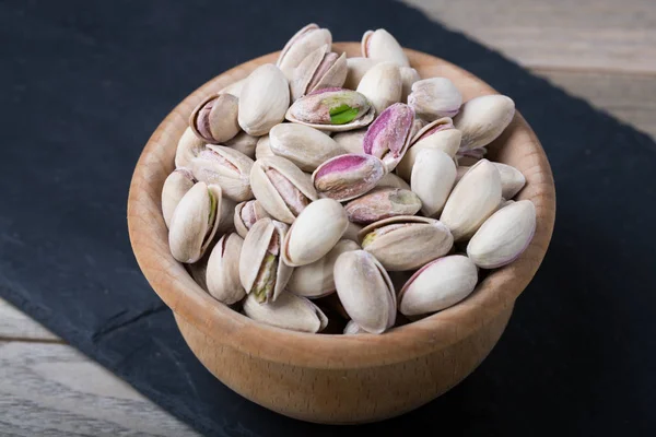 Bir ahşap plaka Antep fıstığı