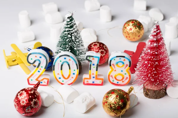 Mutlu yeni yıl 2018, küçük Noel ağacı ve oyuncaklar