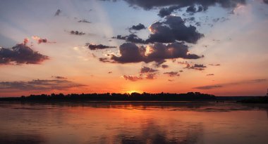 Parlak ışınları ile yaz gündoğumu.