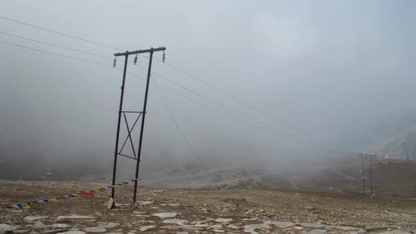 Línea de transmisión de alta tensión situada en Himalaya, India para transferir electricidad . — Vídeo de stock