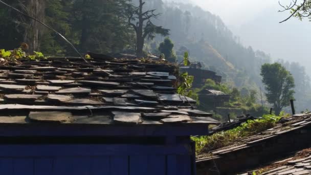 Daken van het oude dorp in de Himalaya — Stockvideo