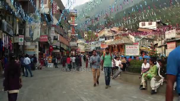 Manali, India - 25 Sept 2016: mensen lopen aan de hoofdstraat van de oude stad van Manali in de Indiase Himalaya — Stockvideo