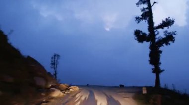 Dağ yolundan Himalayalar gece Timelaps