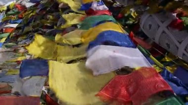 Dağları Himalayalar, Hindistan'nda Rüzgar tarafından Budist renkli dua bayrakları darbe.