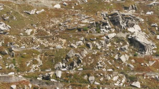 Car traffic on a mountain serpentine road in the Kullu valley, India — Stock Video