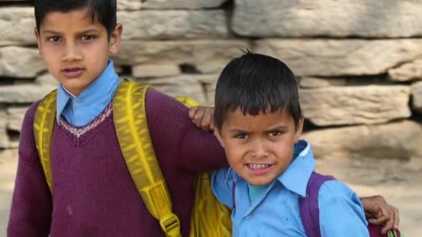 MANALI, INDIA - 24 SEPT 2016: Indian school children in the village — Stock Video