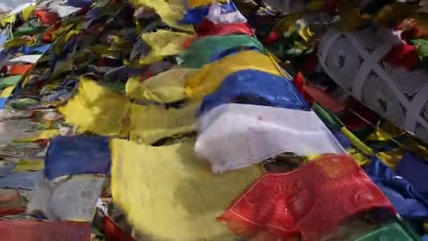 Buddhistické barevné modlitební vlajky rána vítr na horách v Himalájích, Indie. — Stock video