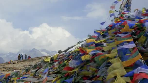 Drapeaux de prière bouddhistes colorés soufflent par le vent dans les montagnes de l'Himalaya, en Inde . — Video