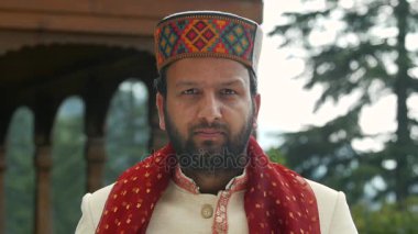 Bir adam alnına bir nokta çizin. Tilak çizmek.