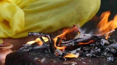 Bir Hindu yaşlı adam Tanrı'ya özel manevi dua sunan sarı