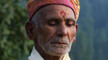 Bir Hindu yaşlı adam Tanrı'ya özel manevi dua sunan sarı