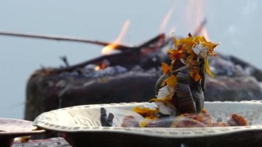 Bir Hindu yaşlı adam Tanrı'ya özel manevi dua sunan sarı