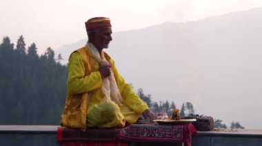 Bir Hindu yaşlı adam Tanrı'ya özel manevi dua sunan sarı
