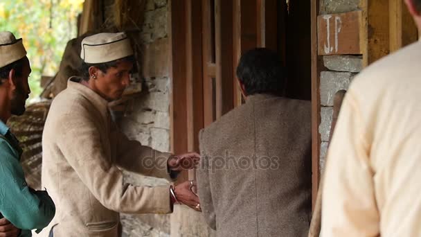 Manali, Indien - 26 Sept 2016: tungt kroppsarbete i den indiska byn enkla bönder — Stockvideo