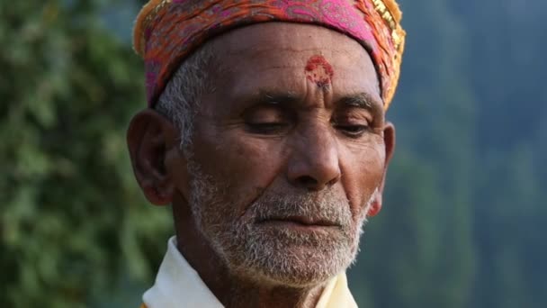 Ein hinduistischer alter Mann in Gelb, der Gott ein besonderes spirituelles Gebet darbringt — Stockvideo