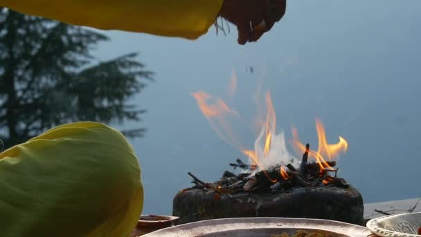 Un vecchio indù in giallo che offre una speciale preghiera spirituale a Dio — Video Stock