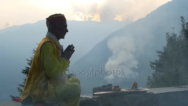 Ένα ινδουιστικά γέρος σε κίτρινο, προσφέροντας ιδιαίτερη πνευματική προσευχή προς τον Θεό — Αρχείο Βίντεο