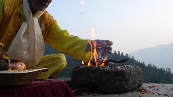 Ένα ινδουιστικά γέρος σε κίτρινο, προσφέροντας ιδιαίτερη πνευματική προσευχή προς τον Θεό — Αρχείο Βίντεο