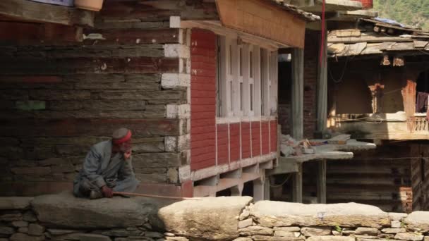 En oidentifierad gamla indiska man döljer från värmen i skuggan — Stockvideo