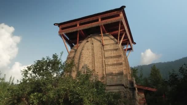 Um templo de floresta hindu desconhecido nas montanhas, Himachal Pradesh, Vale do Kullu — Vídeo de Stock