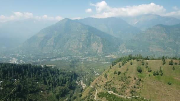 Güneşli bir gün Kullu vadide. Manali, Himachal Pradesh, Hindistan. — Stok video