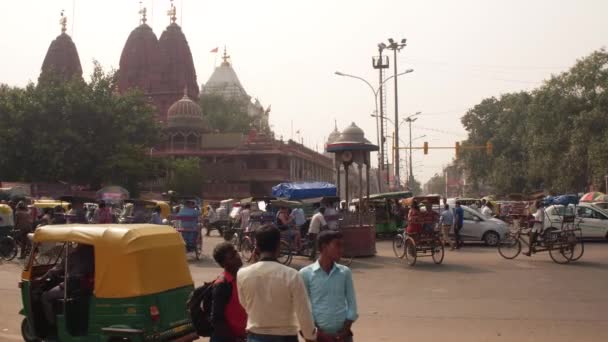 Delhi, India - 29 Sept 2016: straat verkeer in de buurt van de Shri Digambar Jain Lal Mandir tempel in Delhi, India — Stockvideo