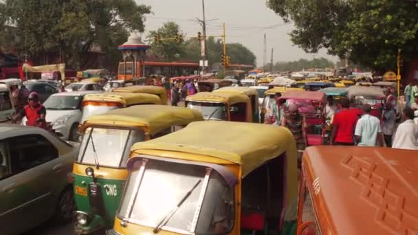 Delhi, India - 29 Sept 2016: Street trafik nära Shri Elsas Jain Lal Mandir templet i Delhi, Indien Stockvideo