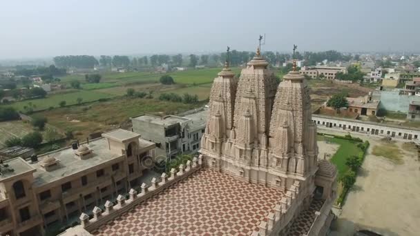 Вид с воздуха на храм Джайн в пригороде Дели — стоковое видео