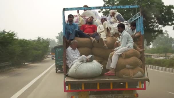 Delhi, India - 29 Sept 2016: Unidentified reizigers op een vrachtwagen in Delhi. Vervoer van werknemers is vaak overvol. — Stockvideo