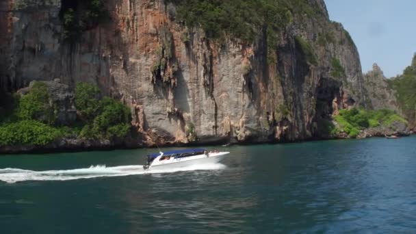 Toeristen op een boot op de wateren Phiphi Don eiland — Stockvideo