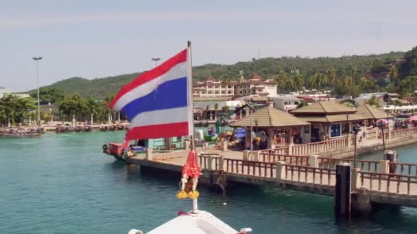 Φιφή, Ταϊλάνδη - 10 Ιαν 20117: σημαία της Ταϊλάνδης στην πλώρη του σκάφους — Αρχείο Βίντεο