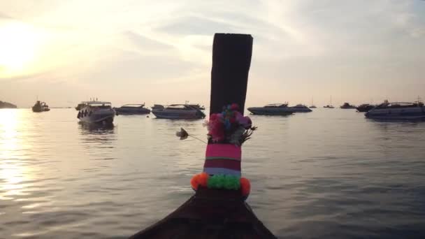 Barcos dormidos en la orilla de la isla de Phi Phi — Vídeo de stock