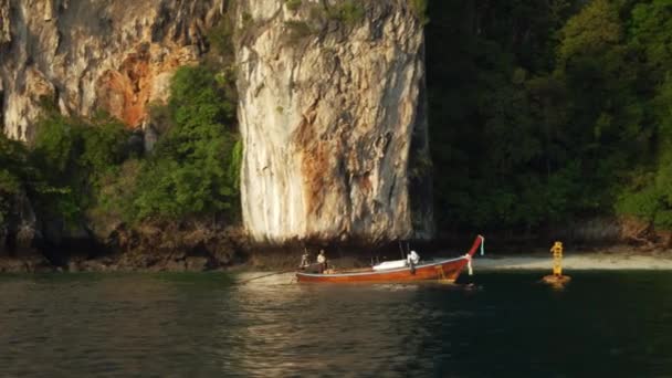 Phiphi, Таїланд - 10 січня 20117: туристів на човні в водах острова Дон Phiphi — стокове відео