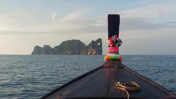 Perjalanan ke surga. Perahu ini mengikuti pulau tropis Phip-lei — Stok Video