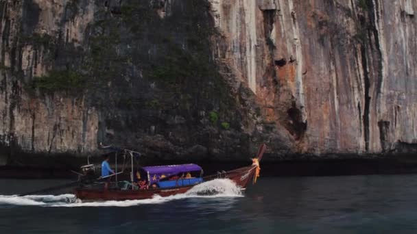 Phiphi, Thailand - 10 Jan 20117: turister på en båt segla för att se en paradisö Stockvideo