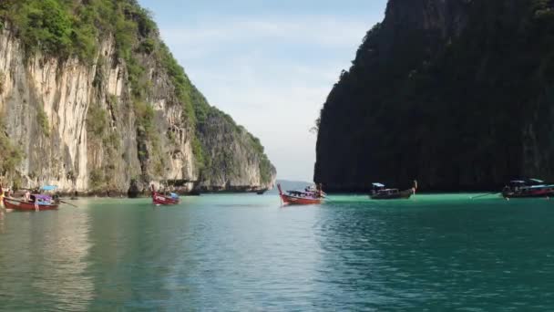 Boote in der fantastischen Landschaft der Insel phiphi-lei. Maya-Bucht — Stockvideo