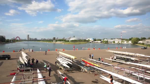 Kayakers bereiden zich voor op een competitie Moskou roei kanaal — Stockvideo