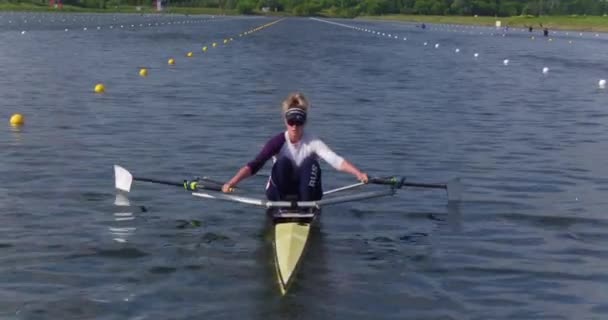 Moscow, Russia - 11 July 2016: Professional kayaker girl on free training — Stock Video