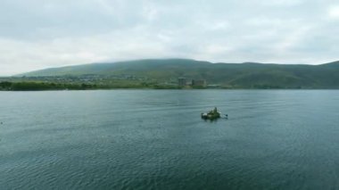 Balıkçılar dağ Ermenistan'daki Sevan Gölü üzerinde